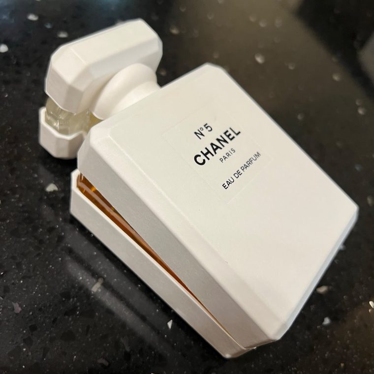 Estuche de fibra moldeada con forma de frasco