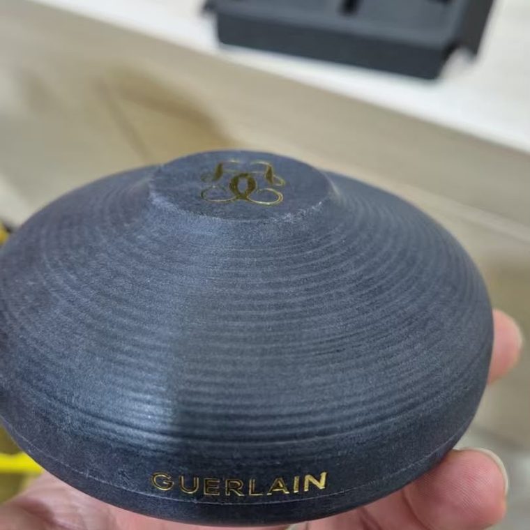 Tarro de fibra moldeada negra con estampación dorada